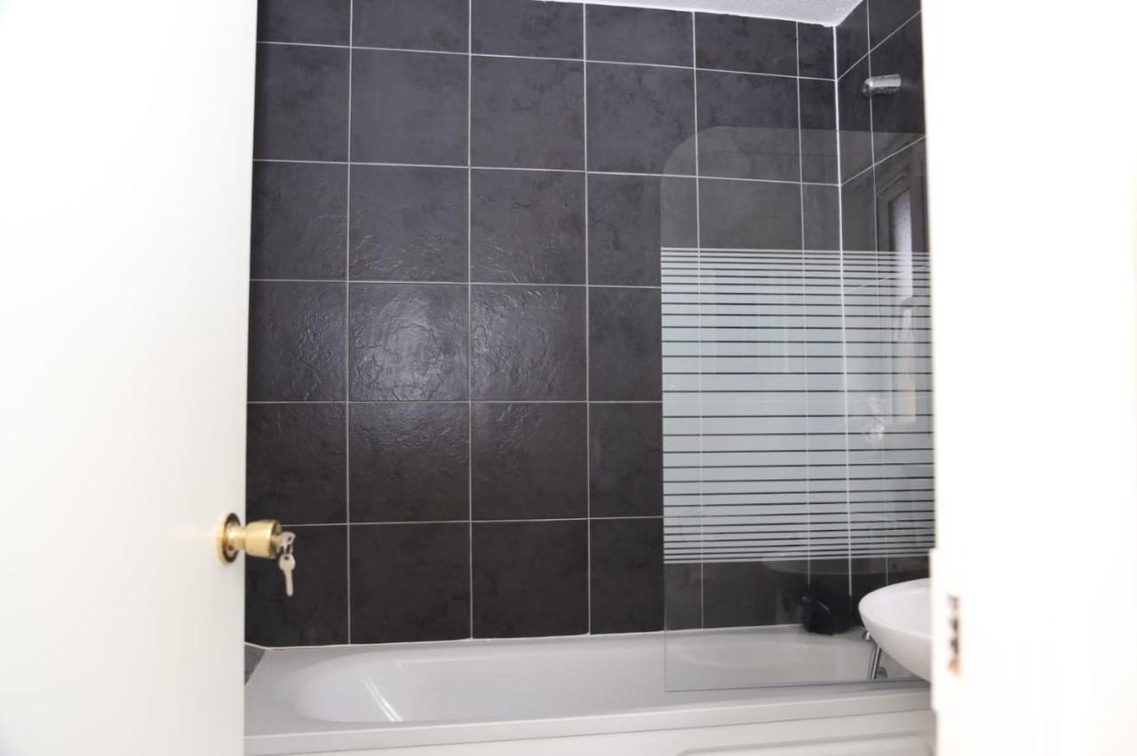 A A Guest Rooms Thamesmead Erith ภายนอก รูปภาพ