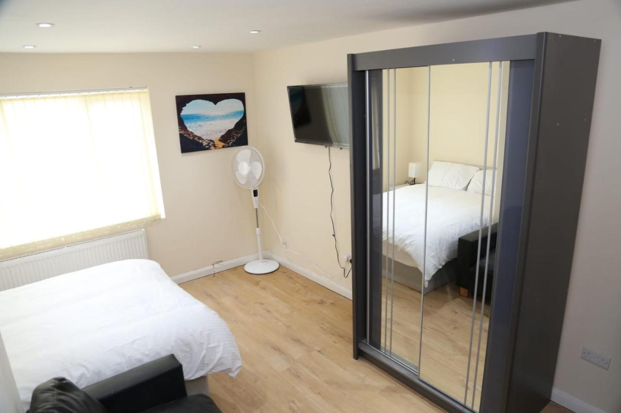 A A Guest Rooms Thamesmead Erith ภายนอก รูปภาพ